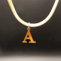 Collana in acciaio inossidabile dorato con pendente lettera A e catena a serpente - Lettera A (5592272000721)
