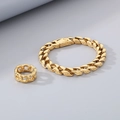 Detalle del conjunto de pulsera y anillo de cadena cubana dorada con textura grabada - Talla 9 / Conjunto Dorado