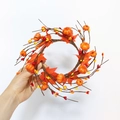 Dettaglio di ghirlanda autunnale per candela con zucche, foglie d'acero e bacche arancio - Ghirlanda di Foglie d'Acero con 12 Zucche / Diametro Interno ~9-10cm