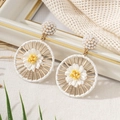 Orecchini bohémien con perle e raffia, anello in metallo dorato e petali di fiori - Bianco Sporco