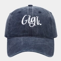 Vista detallada del bordado blanco Gigi en una gorra de béisbol de algodón azul lavado - Ajustable / Azul marino