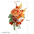 Herbstliche Braut-Schulterblume mit Champagner-Rosen-Imitaten und goldenen Beeren - Bohnenpasten-Orange