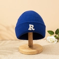 Berretto in maglia caldo blu reale con lettera R ricamata bianca per l'autunno e inverno - M / Blu Zaffiro