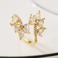 Anillo abierto geométrico con circonitas de pera y acabado en oro elegante - Abierto Ajustable / Dorado