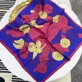Detailaufnahme von Kamelien-Seidenschal mit Retro-Blumenmuster auf weißem Tisch - Leuchtend violette Rose