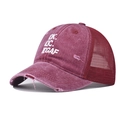 Detail der weinroten Trucker-Mütze mit weißer Stickerei und distressed Mesh-Material - Verstellbar / IDK Weinrot