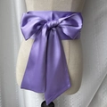 Détail de la ceinture de taille en satin violet avec un nœud soyeux noué sur un mannequin - Taro Violet