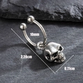 Zilveren schedel oorbel van titanium staal met gotische hanger en ronde sluiting - Realistische Schedel Stijl (S413)
