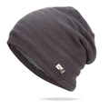 Bonnet en tricot gris foncé à motif fléché avec doublure polaire et plaque en métal - Taille unique / Gris clair