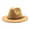 Dettaglio cappello fedora in lana kaki con fascia intrecciata e fibbia dorata - Cammello