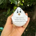 Handgefertigte weiße Häkelpuppe mit Motivationskarte und schwarzen Knopfaugen - Kleine Möwe