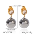 Dettaglio di orecchini bicolore con anello dorato e sfere d'argento lucidate - Stile Sferico in Zirconia (HC-E11027) / Bicolore Oro e Argento