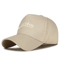 Khaki Mesh-Baseballkappe mit Braveboy-Stickerei und gebogenem Schirm in der 45-Grad-Ansicht - Verstellbar / Khaki