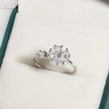 Elegant silver flower ring with five teardrop zircons and a small pearl accent - Five-Petal Flower Teardrop Zirconia Style (白金色5)