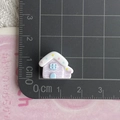 Mini ciondolo a castello in resina viola mostrato su una scala centimetrata - Stile mini ispessito / Casa onda viola