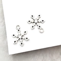 Makroansicht der Schneeflocken-Anhänger aus Legierung in Altsilber für DIY-Schmuck - Antik Silber Schneeflocke 15x17mm Typ 3 (13882)