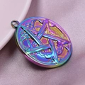 Pendente tondo in acciaio arcobaleno con stella e motivo a nodo celtico - Iridescente