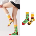 Asymmetrische Socken mit Fast-Food-Motiven wie Burger und Pommes in Grün und Weiß - Fastfood Burger Pommes Stil (1020)