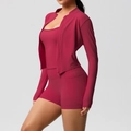 Détail de l'ensemble de yoga bordeaux trois pièces avec veste zippée et short taille haute - Rouge carmin