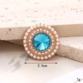 Détail de breloque DIY 2,5cm en perle et cristal bleu avec base en alliage doré - Cercle de Cristal de Perle à Fond Doré Bleu
