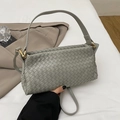 Piccola borsa a tracolla intrecciata grigio-verde con fibbia dorata e tracolla sottile - Grigio