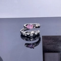 Dettaglio anello aperto argento con pietra a goccia rosa e micro-diamanti incastonati - Stile 3 Anello Aperto Goccia d'Acqua