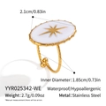 Makroaufnahme des vergoldeten Sternrings mit weißem Inlay und geflochtener Textur - Weiße Achtzackige Stern Oval Verstellbar Ring (YYR025342-WE)