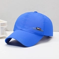 Berretto sportivo blu traspirante perforato con scritta SPORTS laterale in rilievo - Regolabile / Blu Zaffiro