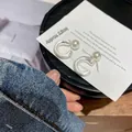 Orecchini a C argento opaco con pendente a perla bianca e diametro di 2,5 cm - Argento (Perno in argento)