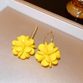 Nahaufnahme gelber Blumenohrringe mit funkelnden Kristallakzenten und Metallhaken - Gelbe Blume (Goldener Haken)