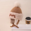 Gorro de punto de invierno para niños en marrón y beige con un gran pompón suave - Talla Niños / Café Claro