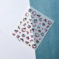 Vue détaillée de stickers ongles 3D avec oiseaux bleus et couronnes de fleurs en cœur - Style Couronne de Fleurs Coeur et Oiseau (TS-195)
