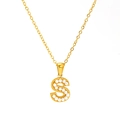 Elegante goldene Titanstahl-Halskette mit einem Buchstaben-S-Anhänger und weißen Perlen - Buchstabe S (SP723G-S)