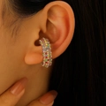Dettaglio di un ear cuff a forma di C con cristalli colorati e perle indossato sul lobo - Stile Colorato da 2,5 cm (3802)