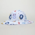 Dettaglio cappello da sole bianco con vivaci motivi di gatti e giraffe a cartone - 1-6 Anni / Adesivi Numerici Sfondo Bianco