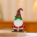 Houten kerstkabouter tafeldecoratie met rood geruite muts en sneeuwvlok detail - Riem Stijl