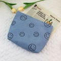 Lichtblauwe corduroy make-up tas met zwarte smiley-patronen en ritssluiting - Blauwe Smile Face