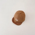 Dettaglio cappellino marrone per neonati con ricamo a forma di orsetto e visiera morbida - Marrone