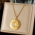 Collier en acier inoxydable doré à pendentif rond vintage avec pierre blanche et texture soleil - Collier Grand Disque Pierre Blanche Martelé Vintage (N4122)