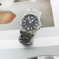 Vista dettagliata dell'orologio da uomo con lunetta ottagonale, cinturino in acciaio e numeri - Stile C Cassa Argento Cinturino Argento Quadrante Nero