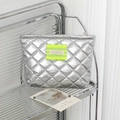 Gros plan sur une trousse de maquillage argentée matelassée avec écusson jaune fluo - Argent Losange Matelassé (Étiquette Vert Néon)