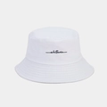 Dettaglio del cappello a secchiello bianco in cotone con ricamo 'whatever' in corsivo - Taglia unica / Bianco