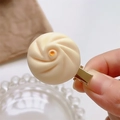 Divertente fermaglio per capelli a forma di baozi beige con base in metallo dorato - Panino al Vapore