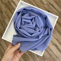 Détail macro du foulard en mousseline lilas avec paillettes dorées et bords cousus - Mauve Clair