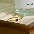 Minimalistischer Ring aus 18K vergoldetem Edelstahl mit rundem rotem Edelsteinbesatz - US 7 / Januar - Rot