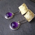 Orecchini vintage a quadrato dorato con gemma viola rotonda su superficie di pietra - Mix Oro Argento Viola
