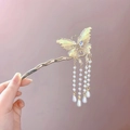 Forcina per capelli a farfalla dorata con cristalli e lunghe nappe di perle lucide - Bianco Sporco