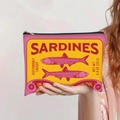 Canvas make-uptas met vintage sardineprint vastgehouden door een vrouw in hand - Sardientjes Blik (jiayingpbb0176)