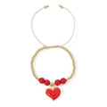Detalle del colgante de corazón rojo y cuentas bañadas en oro de 18k en pulsera ajustable - Estilo de corazón de piedra preciosa roja