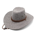 Détail d'un chapeau de cowboy gris avec texture tissée et mentonnière tressée marron - Gris